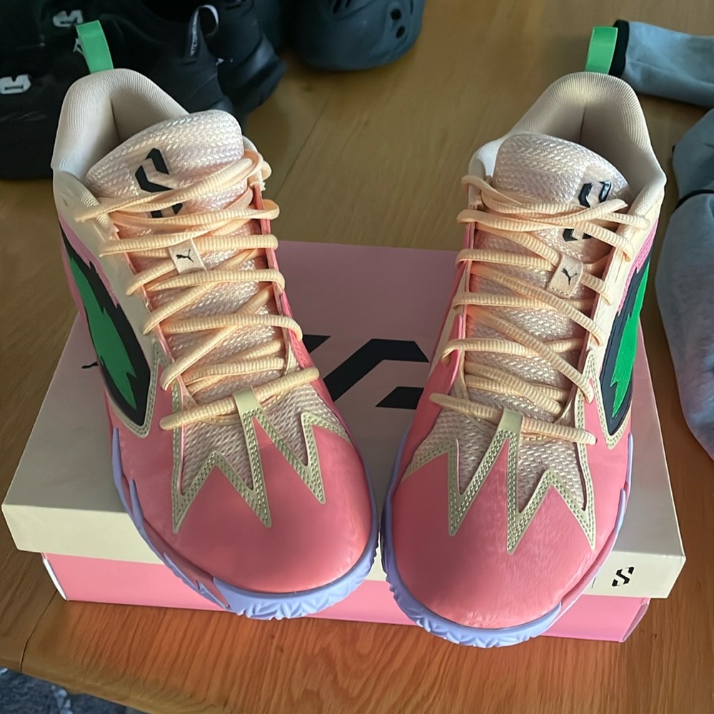 Basketball shoes